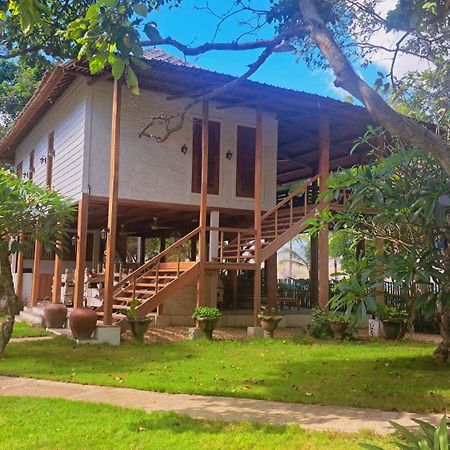 Pasir Putih Resort & Resto Maluk Exterior photo