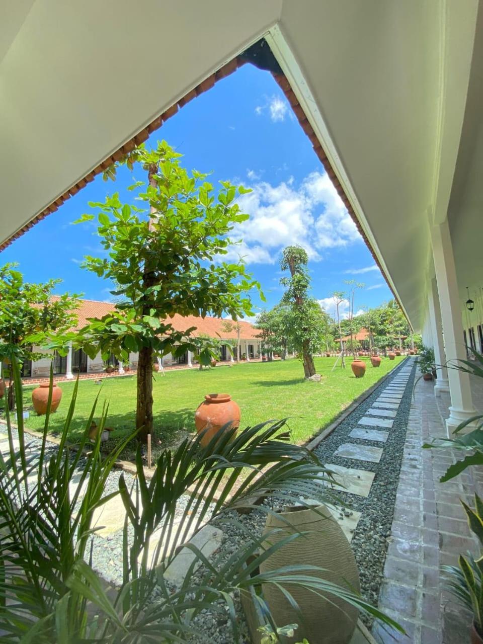 Pasir Putih Resort & Resto Maluk Exterior photo