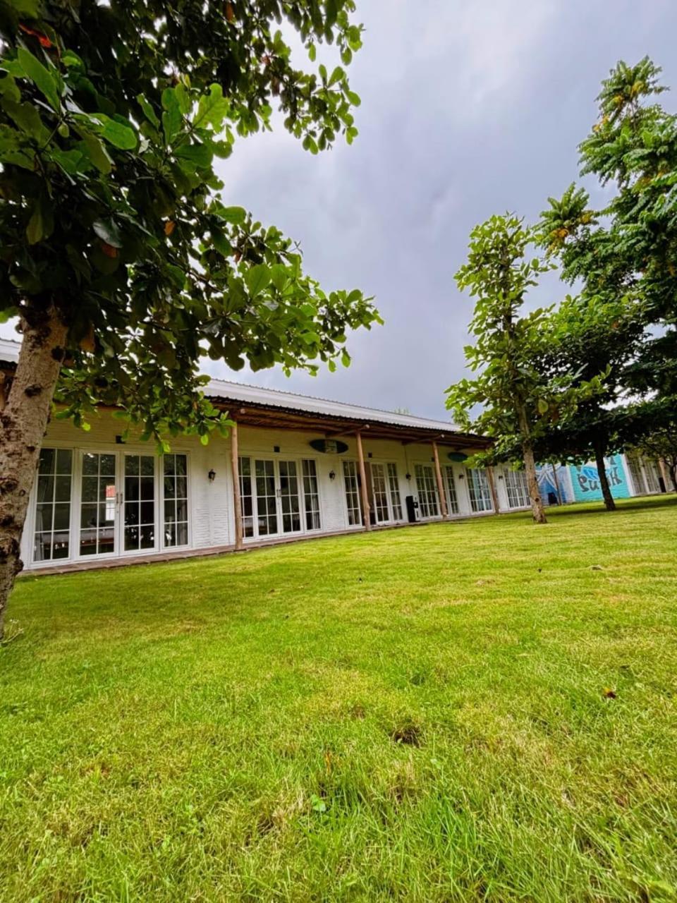 Pasir Putih Resort & Resto Maluk Exterior photo