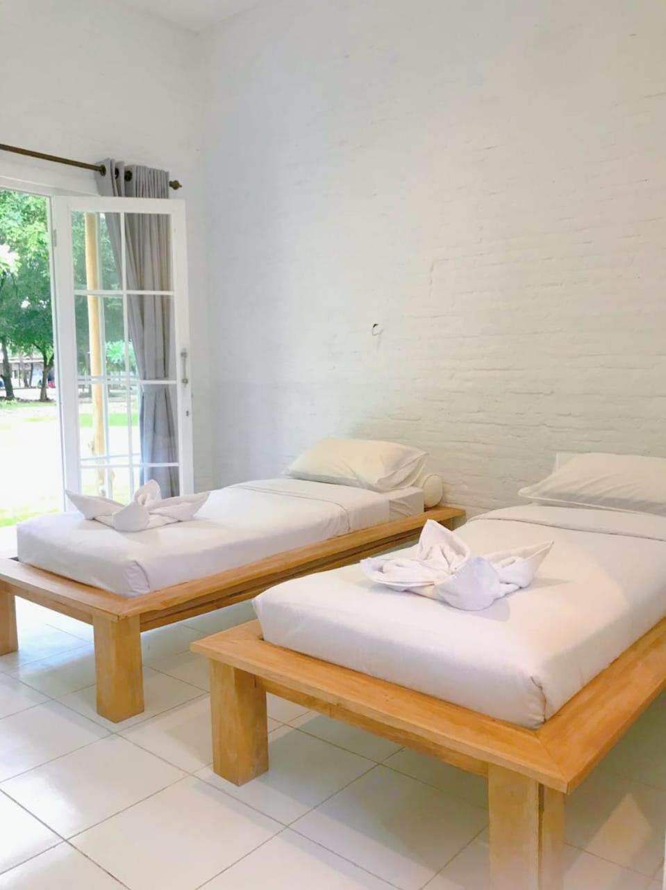 Pasir Putih Resort & Resto Maluk Exterior photo